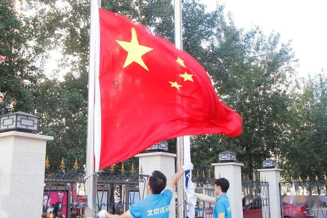 救援臭美男孩